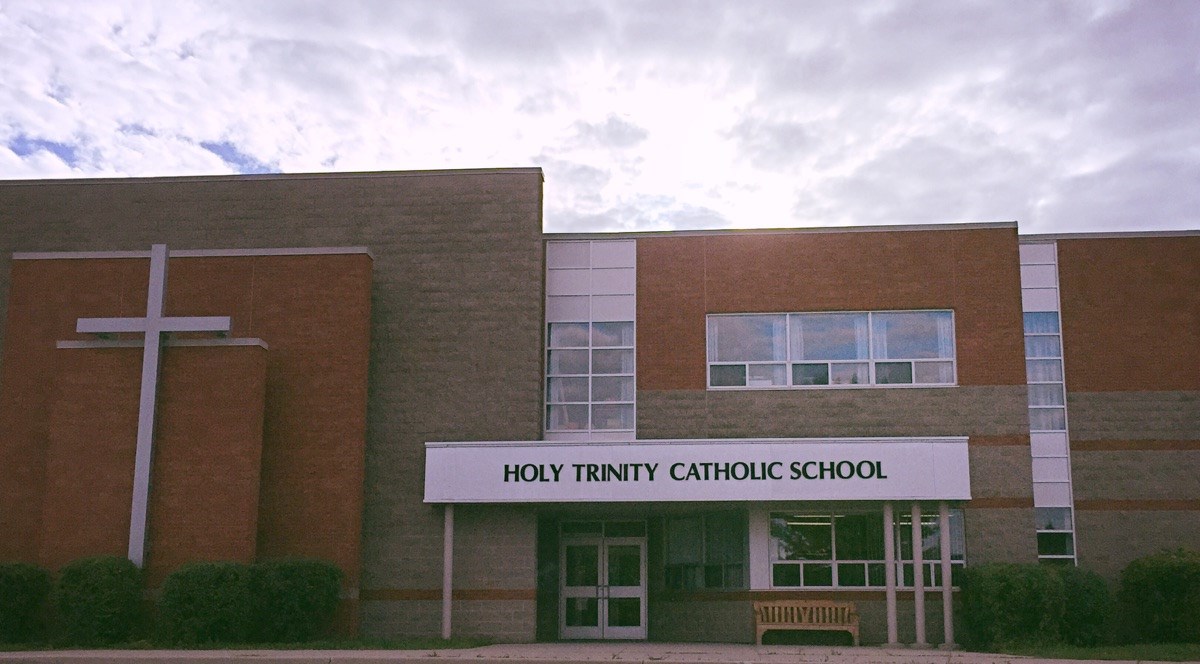 Trường trung học tư thục Holy Trinity Catholic High School (Bang Iowa)